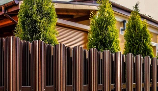 Евроштакетник: особенности материала для изготовления ограждений